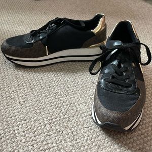 Size 8 and worn twice. I bought because they were so cute but didn’t fit right